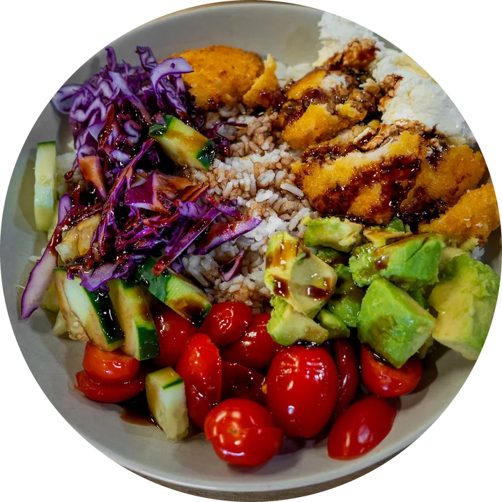 Une salade Pure Taste au poulet pané, avocat, chou rouge, concombre et tomates cerises