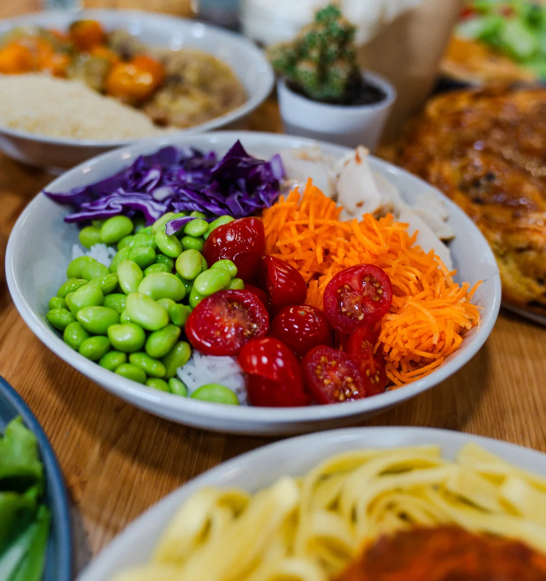 Une salade Pure Taste au chou rouge, edamame, tomates et carottes, sur une table du restaurant