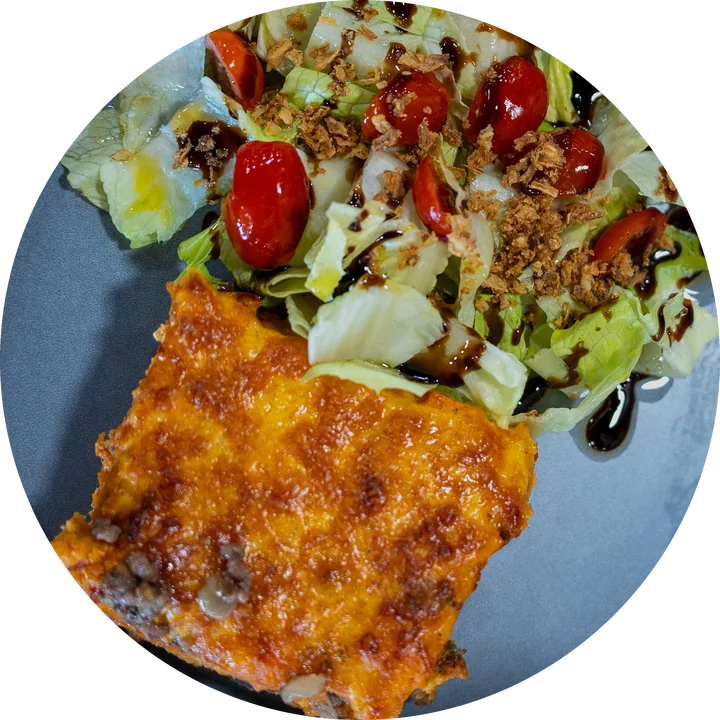 Un plat chaud fait maison et sa salade, vus de dessus