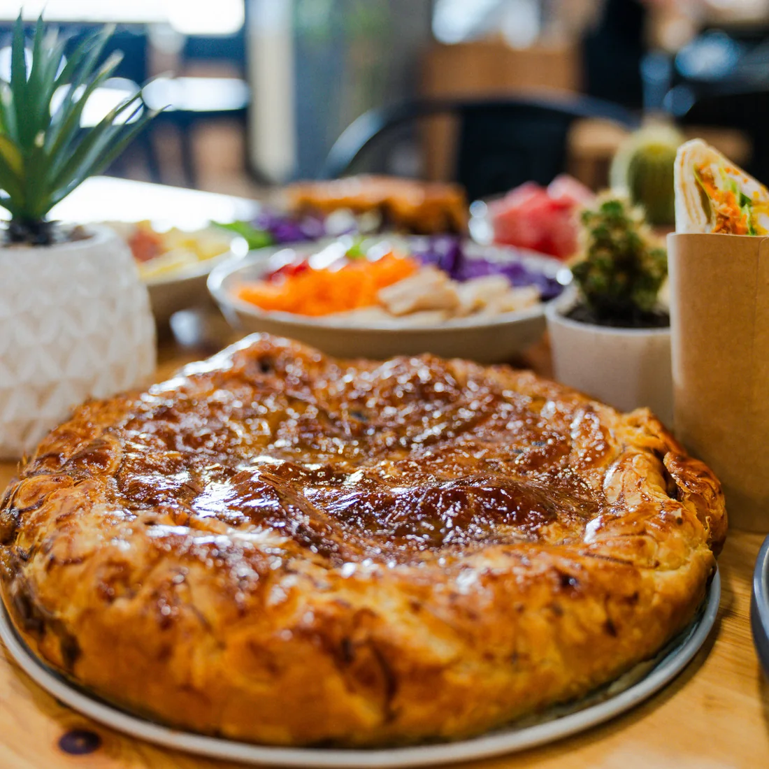 Un plat chaud fait maison : une tourte dorée, servie sur une table du restaurant
