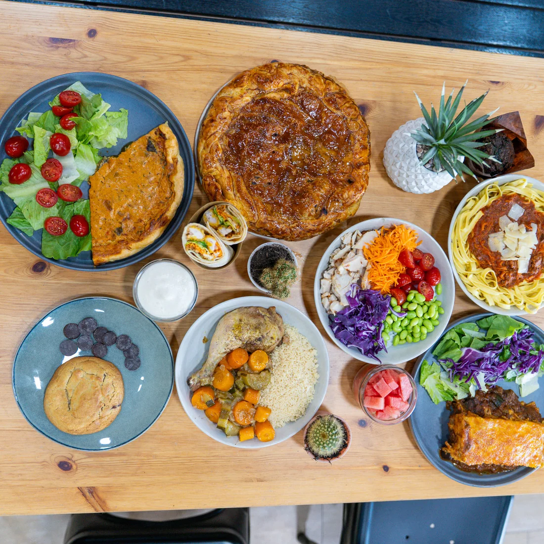Les salades, plats chauds et desserts de Pure Taste réunis sur une table du restaurant