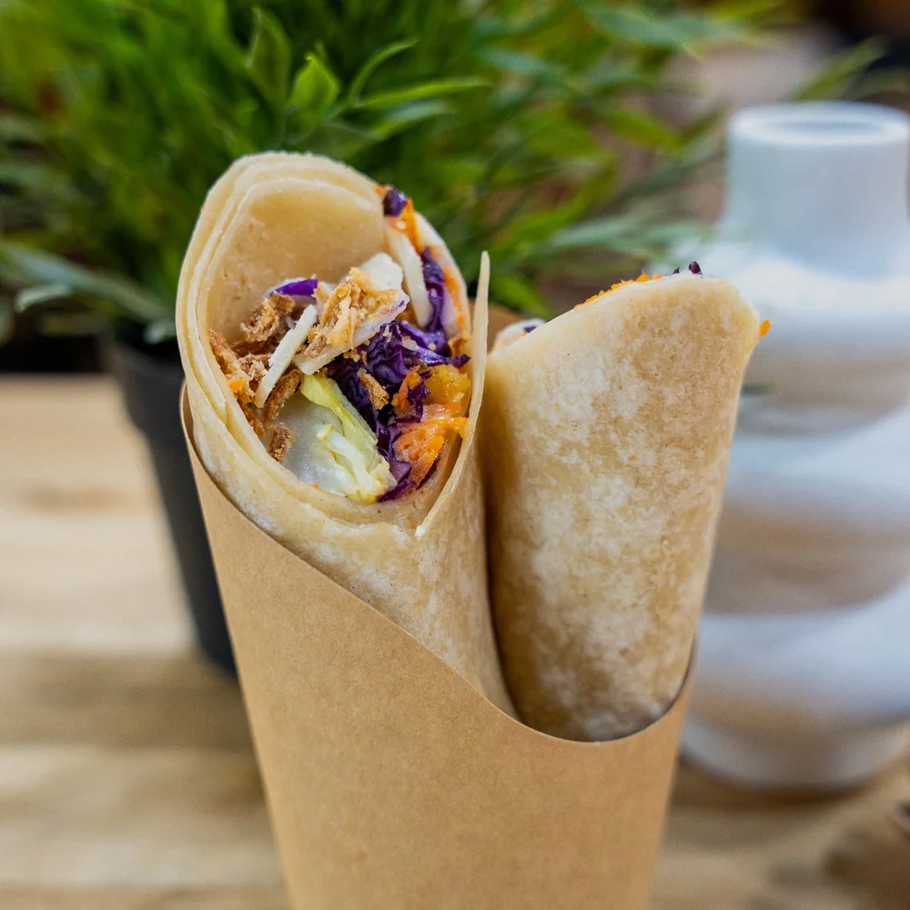 Un wrap Pure Taste coupé en deux, servi dans son cornet